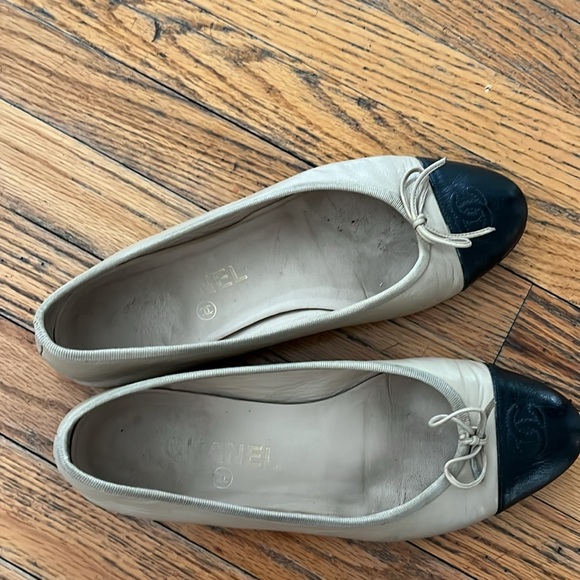 Used Chanel two toned Ballet Flats size 38.5 - Picture 3 of 9